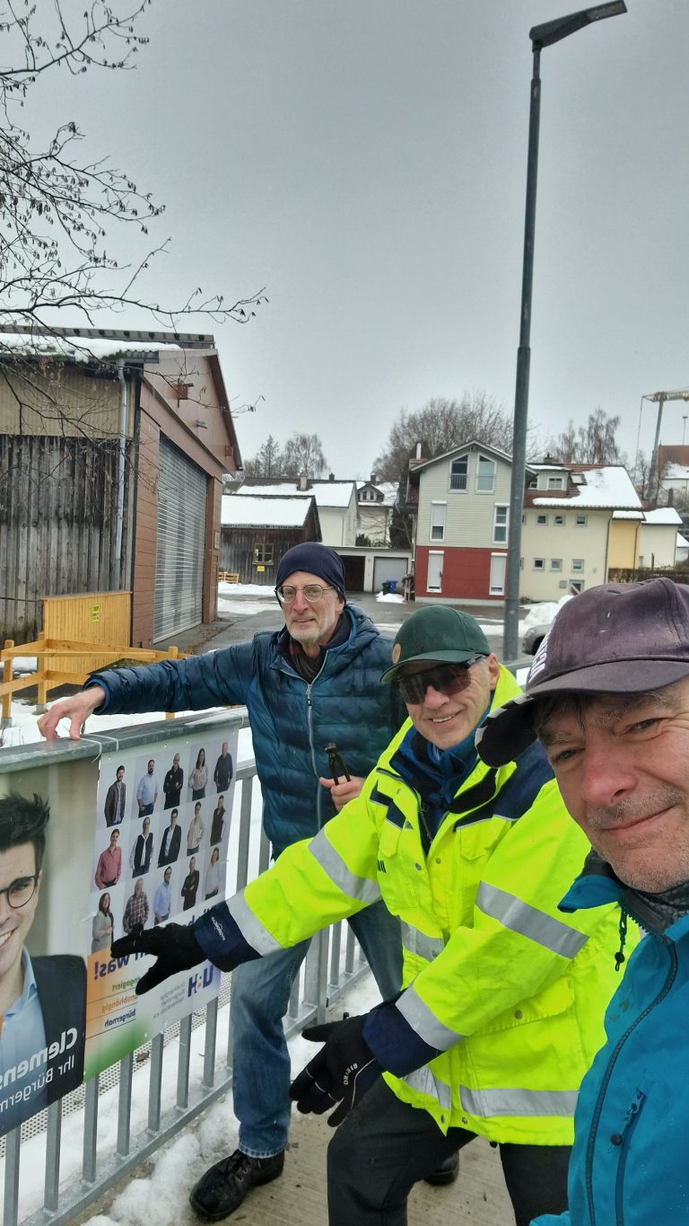 Plakate werden angebracht